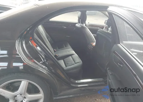 2011 Mercedes-Benz S 550 z USA, uszkodzony, nr VIN WDDNG7BB7BA404716